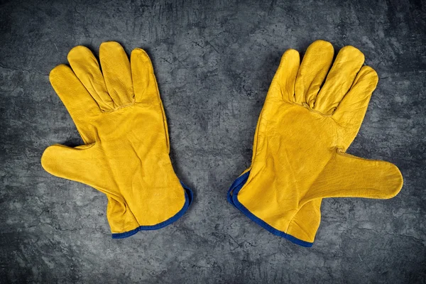 Par gula läder konstruktion arbetshandskar — Stockfoto