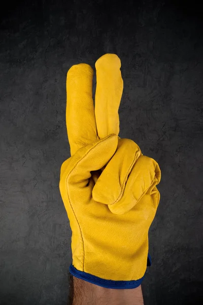 Guantes de trabajo de construcción de mano en cuero haciendo dos dedos Gest —  Fotos de Stock