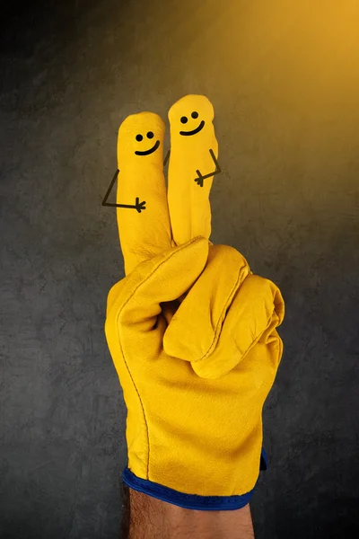 Heureux sourire sur les doigts de gants de protection — Photo