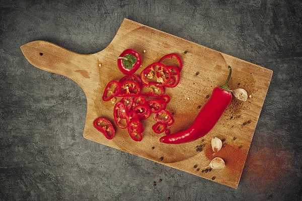 Peper en knoflook als warm voedselingrediënten voor pikante gerechten — Stockfoto