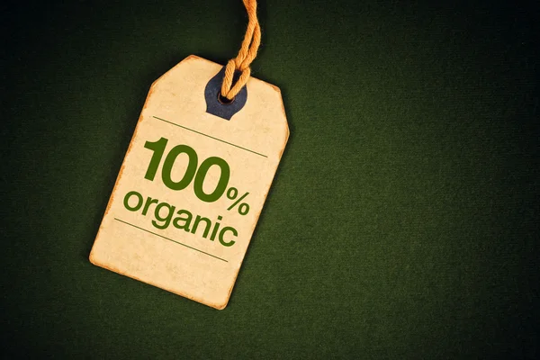 100 por cento de alimentos orgânicos no preço etiqueta — Fotografia de Stock