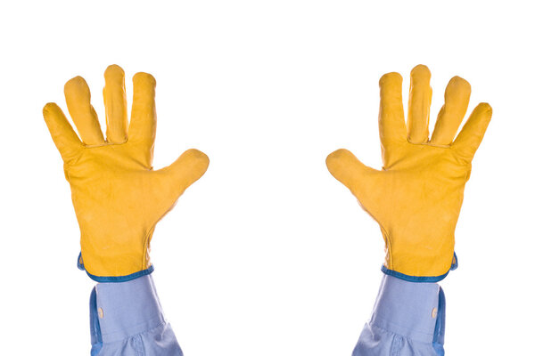 Инженер-строитель сдался, руки подняты в воздухе
