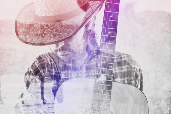 Cowboy Farmer com Guitarra e Chapéu de Palha no Rancho de Cavalos — Fotografia de Stock