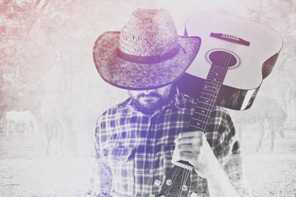 Cowboy Farmer com Guitarra e Chapéu de Palha no Rancho de Cavalos — Fotografia de Stock