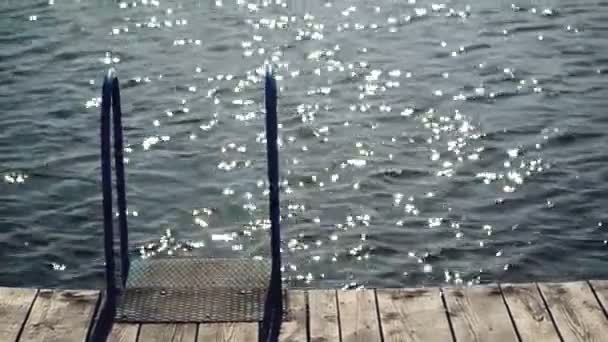 Antiguo embarcadero de madera Jetty y escalera de metal en el río con agua espumosa en Bokeh como hermoso fondo natural — Vídeo de stock