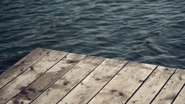 Vecchio molo di legno pontile sul fiume con acqua frizzante a Bokeh come bellissimo sfondo naturale — Video Stock