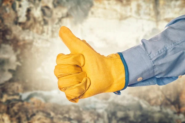 Engenheiro de construção Gesturing Thumbs Up para aprovação — Fotografia de Stock