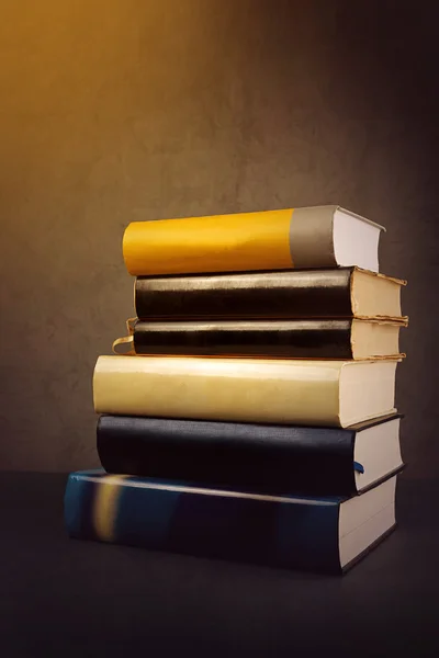 Stapel gebruikte oude boeken — Stockfoto