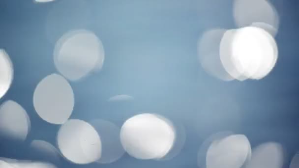 Résumé Bokeh de surface de l'eau avec des vagues et des particules de lumière scintillant au soleil, mise au point sélective close up 1920x1080 Full HD footage 