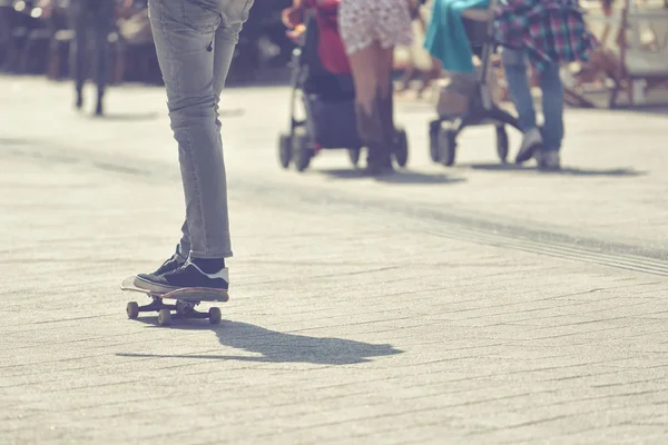 街の歩道でのスケート ボードに乗ってのスケートボーダー — ストック写真