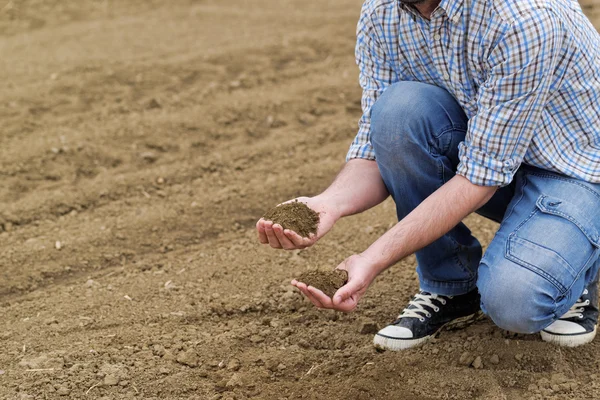 Landwirt überprüft Bodenqualität von fruchtbarem Ackerland — Stockfoto