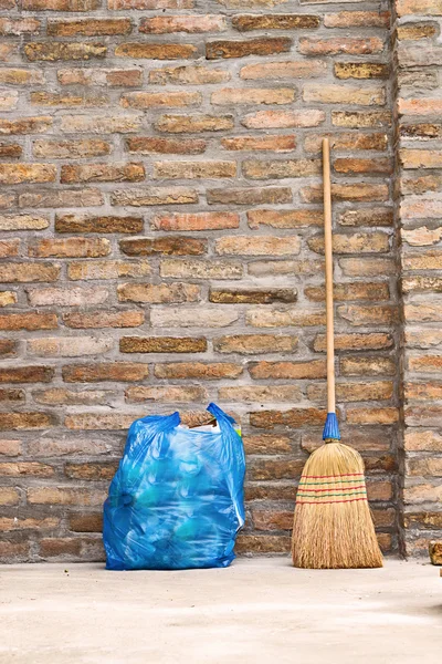 Household Broom For Floor Cleaning and Garbage Bag — Stock Photo, Image