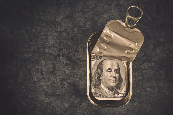 Honderd Dollar Bill in Open lege Sardine vis blikje — Stockfoto