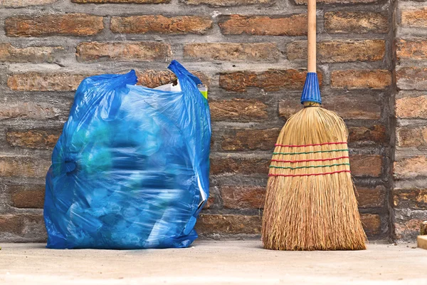 Scopa della famiglia per la pulizia del pavimento e sacchetto della spazzatura — Foto Stock