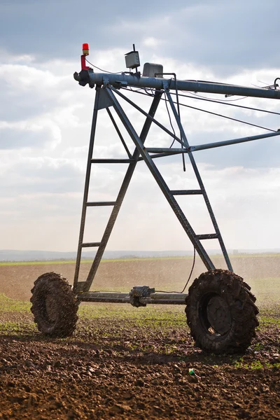 Système automatisé d'arrosage d'irrigation agricole en fonctionnement — Photo