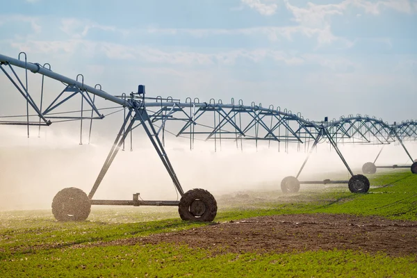 Sistema automatizado de aspersores de irrigação agrícola em operação — Fotografia de Stock