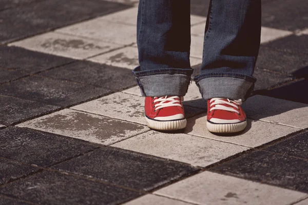 Jeune adolescente debout dans la rue — Photo