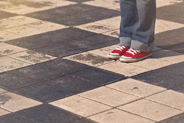 Jonge tiener vrouw permanent op de straat — Stockfoto