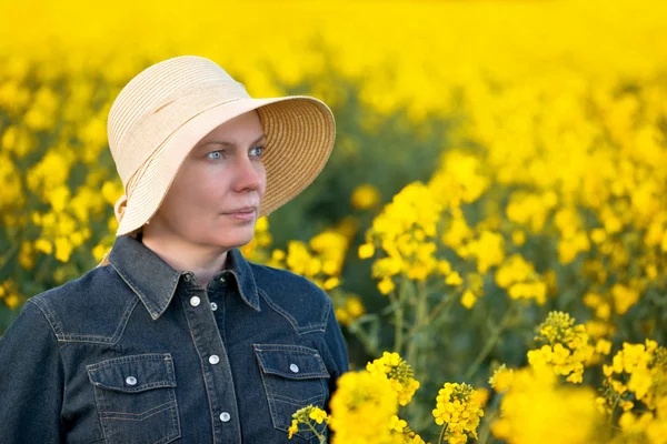 Agricultora no campo agrícola cultivado de colza de oleaginosas — Fotografia de Stock