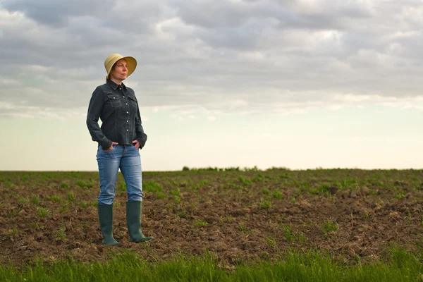 Campesina de pie en suelo agrícola fértil —  Fotos de Stock