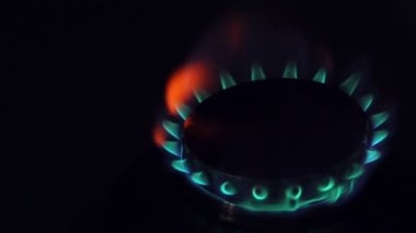 Yerli ev mutfak gaz soba yanan