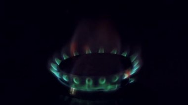 Yerli ev mutfak gaz soba yanan