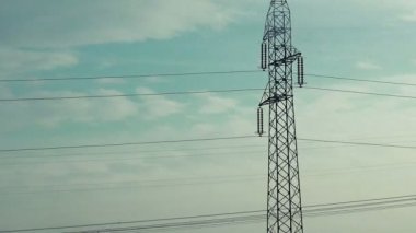 Elektrik direkleri kuru yolu, vurdu hareketli araçtan