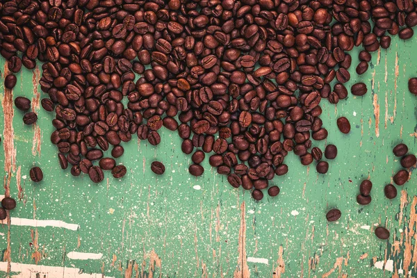 Granos de café tostados sobre fondo de madera rústica — Foto de Stock