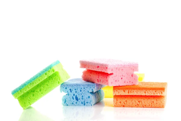 Pila de esponjas de limpieza de colores en el Backgorund blanco — Foto de Stock