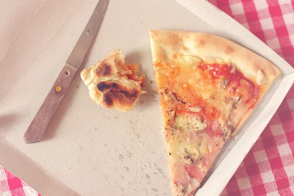 Reste de pizza dans une boîte en carton, image tonique — Photo