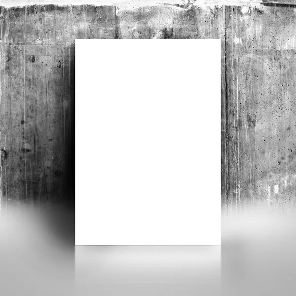 Blank White Poster Mock Up inclinando-se na parede do estúdio Grunge — Fotografia de Stock