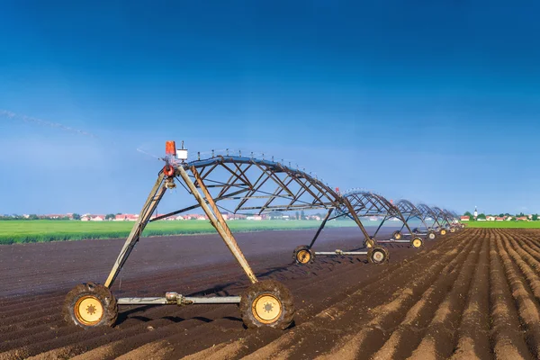 Automated Farming Irrigation Sprinklers System in Operation — Stock Photo, Image