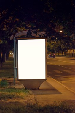 Geceleri boş otobüs istasyonu Billboard