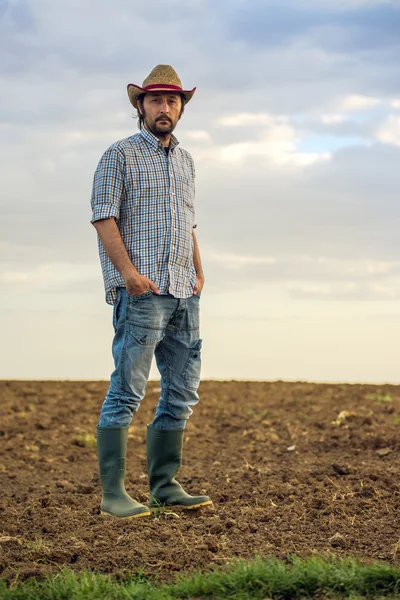 Male Farmer Standing on Fertile Agricultural Farm Land Soil — Stock Photo, Image