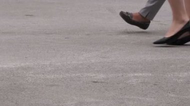 Kentsel şehir yayalara kaldırımda yürüyen insanlar