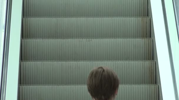 年轻的休闲女子，在自动扶梯向上移动 — 图库视频影像