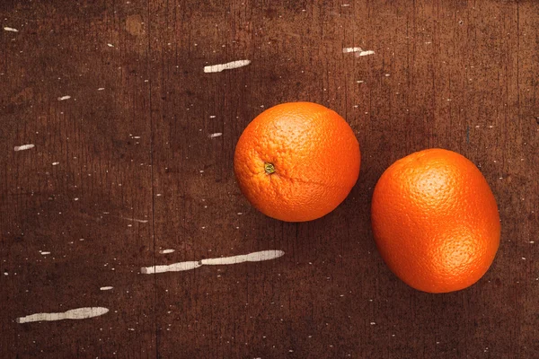 Frutto dolce arancio maturo fresco su fondo rustico di legno marrone — Foto Stock