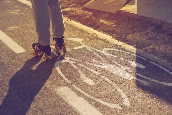 Mulher patins rolo de equitação em ambiente urbano — Fotografia de Stock