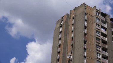 Eski konut bina gökdelenler ile mavi yaz gök