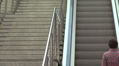 Genç Casual kadın kadar hareketli yürüyen merdiven üzerinde