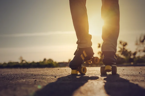 都市環境でローラー スケートに乗って女性 — ストック写真