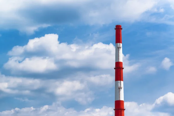 Tubo de chimenea industrial de planta de energía roja y blanca —  Fotos de Stock