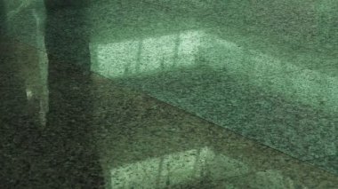 Alışveriş Merkezi, yansıma yerdeki insanlar