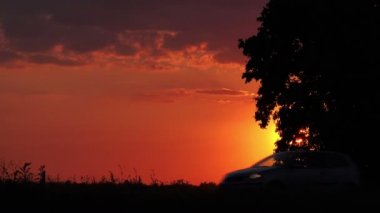 Gün batımı sürüş akşam içinde araba Silhouettes
