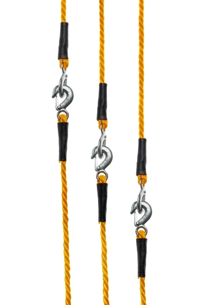 Cuerdas de remolque con ganchos conectados sobre fondo blanco — Foto de Stock