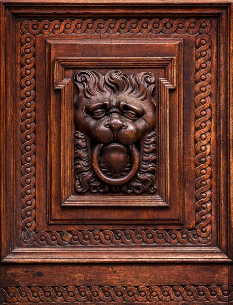 Tête de lion comme sculpture sur bois dans l'ancienne porte — Photo