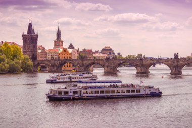 Prag Charles Köprüsü ve Vltava Nehri üzerinde tekne