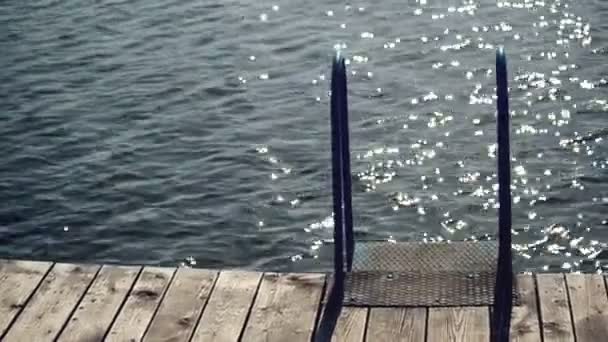 Fából készült móló móló a folyó víz pezsgő Bokeh — Stock videók