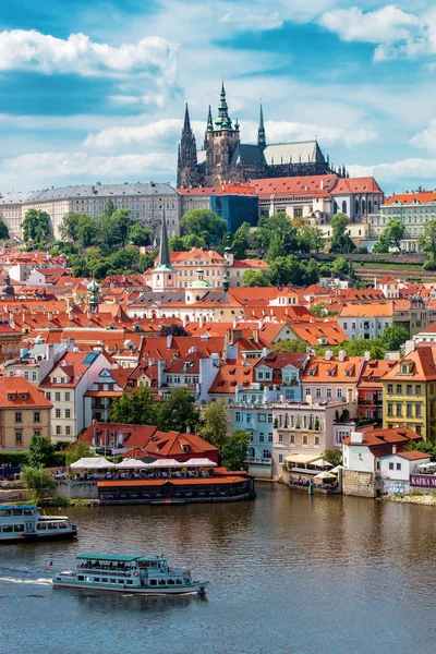 Prague Castle and Saint Vitus Cathedral — Stock Photo, Image