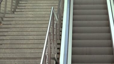 Modern kentsel iç yürüyen merdiven